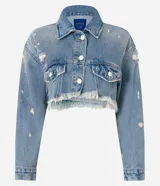 Campera cropped de jean celeste con cuello solapa, cierre frontal con botones, mangas largas, barra deshilachada con flecos y detalles de roturas.