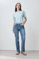 Remera celeste con mangas cortas con detalle de broderie calado.