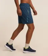Bermuda deportiva negra sin estampado, con cintura elástica ajustable con cordón, y bolsillo lateral con cierre de cremallera contrastante.