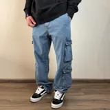 Pantalón jean celeste de corte holgado con bolsillos cargo laterales.