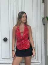 Top rojo con estampado floral, escote halter y espalda descubierta.