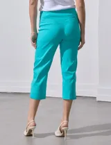 Pantalón capri verde esmeralda de gabardina elastizada, marca Zac & Reachel. Pretina ancha elastizada. Delantera con bolsillos simulados. Trasera con bolsillos simulados.
