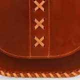 Cartera bandolera marrón de cuero natural con solapa y cierre con broche imantado.