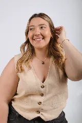 Collar con cadena dorada y dije ovalado de piedra ónix negra con un ojo turco dorado con un cristal en el centro.