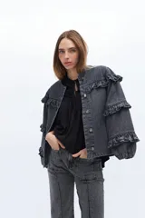 Campera de jean gris oscuro con volados en el frente y las mangas, cierre con botones metálicos.