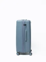 Valija rígida de 28 pulgadas color celeste con diseño de líneas diagonales en relieve. Cuenta con manija retráctil, cuatro ruedas con giro de 360°, cierre con combinación y manija lateral. Interior forrado con divisor y bolsillo de red.