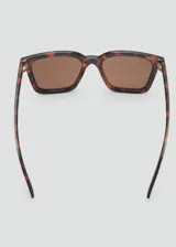 Lentes de sol cuadrados con montura de carey marrón y lentes marrones. Fabricados con residuos post-industriales reciclados de procesos de fabricación de gafas de policarbonato.