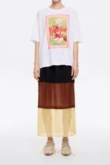 Falda larga de tiro bajo con elástico en la cintura y tres capas de colores distintas: negro, marrón y amarillo.