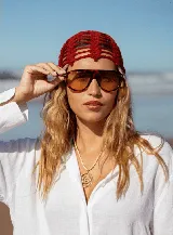 Casquete de crochet color rojo, con diseño de malla y confeccionado en hilo de algodón.