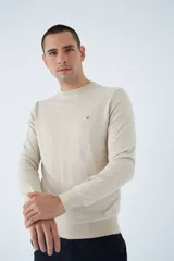 Sweater de algodón con cashmere color beige, de corte clásico, con cuello redondo a la base, puños y dobladillo acanalados y logo bordado en el pecho.
