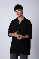 Camisa celeste de manga corta con cuello clásico y calce oversize.