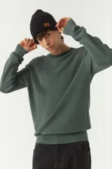 Sweater marrón liso de algodón con cuello redondo y costuras a contratono.