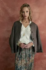 Tapado marrón de tejido tweed con cuello redondo y cierre frontal con botones.