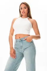 Musculosa blanca de viscosa con cuello halter y detalle de strass en el cuello.