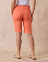 Bermuda color beige en gabardina elastizada, con pretina ancha elastizada, bolsillos simulados en la parte delantera y bolsillos aplicados en la parte trasera.