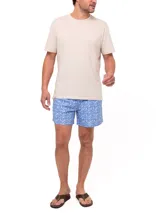 Short de baño celeste con estampado de ballenas en azul y gris. Tiene cintura elástica con cordón ajustable y bolsillos laterales.