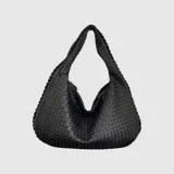 Cartera de hombro negra con diseño tejido y cierre superior.