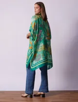 Kimono Barrington de satén color verde con estampado de hojas y flores en tonos naranja, rosa y amarillo.