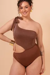 Malla enteriza marrón de lycra con lurex, de un solo hombro con nudo y abertura lateral.