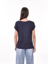 Remera rosa de corte recto, con cuello en V y mangas cortas con dobladillo.