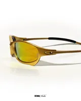 Lentes de sol con montura metálica dorada y lentes espejados color naranja.