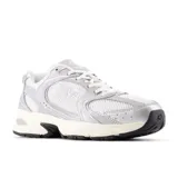 Championes New Balance modelo U530Sea, color gris y blanco, con detalles plateados.