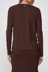 Blusa marrón con escote en V cruzado, mangas largas y nudo lateral.