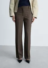 Pantalón de vestir marrón con corte recto y largo.