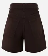 Short de sarga color blanco, corte mom, tiro alto, con trabillas en la cintura y bolsillos. Tiene cierre tradicional por botón y cremallera.