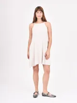 Vestido corto negro con breteles finos y corte evasé.