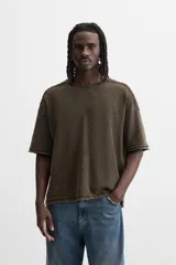 Camiseta gris de punto con efecto lavado, corte holgado, cuello redondo y mangas cortas.