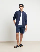 Bermuda de gabardina color verde.