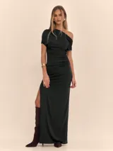 Vestido largo negro elastizado, con parte superior asimétrica de un solo hombro y tajo lateral.