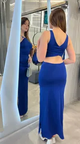 Vestido largo azul eléctrico con escote halter, espalda descubierta y abertura lateral en la falda.