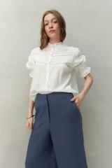 Pantalón palazzo color crema, de tiro medio con cintura elastizada en la parte posterior. Confeccionado en mezcla de lino y viscosa.