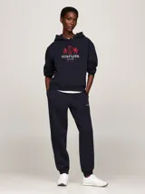 Pantalón de jogging azul marino, de corte cónico, con cintura elástica ajustable con cordón, bolsillos laterales y logo bordado en rojo.