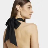 Top negro de Adidas con cuello alto y espalda descubierta.