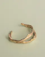 Brazalete rígido de bronce y alpaca maciza, con diseño orgánico irregular.