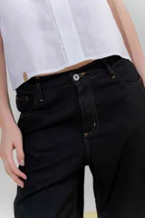 Pantalón de lino rústico color blanco, de calce recto y tiro medio. Tiene bolsillos delanteros y traseros.