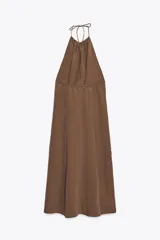 Vestido midi marrón de tejido fluido con cuello halter ajustable con lazada y espalda descubierta.