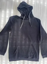 Buzo hoodie color ladrillo con estampado en la espalda de montañas y sol.