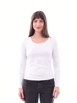 Remera blanca de manga larga con cuello redondo.