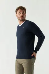 Sweater negro de manga larga con escote en V y logo bordado.