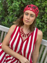 Collar corto con corales naturales de color rojo y perlas de plástico. Cierre con cadena de acero quirúrgico y gancho para regular el largo.