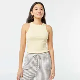 Musculosa amarilla de punto canalé con cuello redondo y sisas amplias.