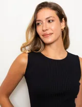 Musculosa celeste en tejido acanalado, con cuello a la base y sin mangas.