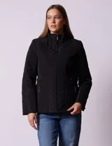 Campera negra capitoneada marca Gallery, con cierre central, bolsillos frontales con cierre, cintura con cinto de ajuste regulable y forro interno a tono.