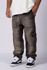 Pantalón jean celeste de corte ancho con bolsillos cargo laterales.