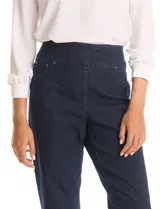 Jegging de algodón elastizado color gris claro, con pretina ancha elastizada de tiro alto, bolsillos laterales simulados con remaches metálicos y bolsillos traseros funcionales.