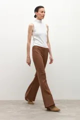 Leggings de tiro alto confeccionados en tejido símil gamuza color tostado, con diseño de pierna acampanada y costuras decorativas a la altura de la rodilla.